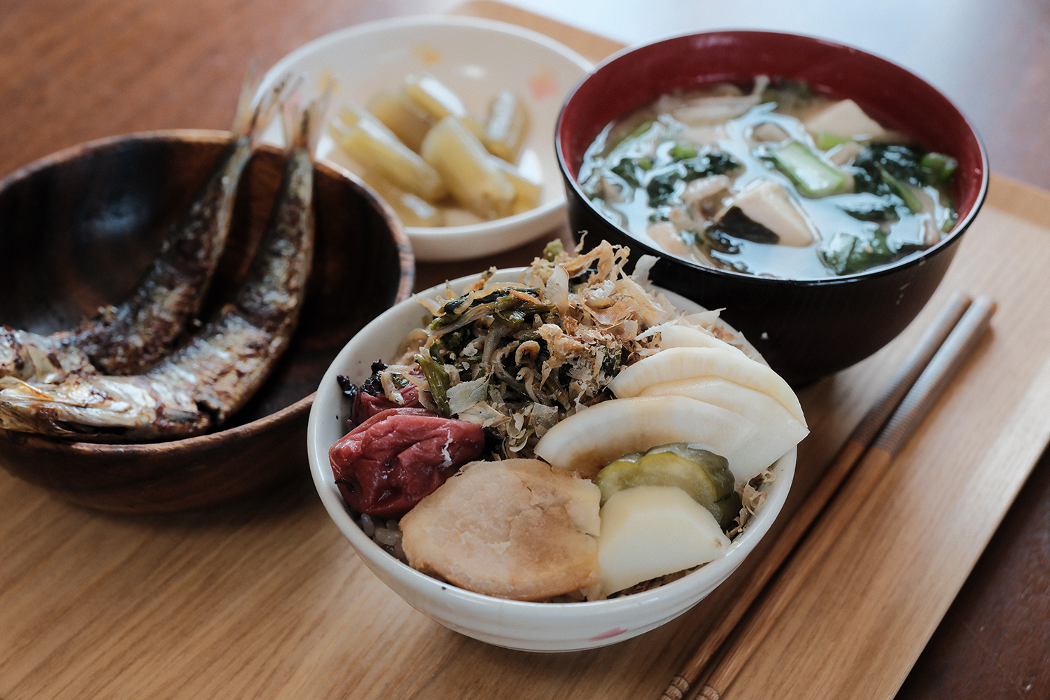 4毒抜き 食卓 玄米ごはん 味噌汁 いわし 家族