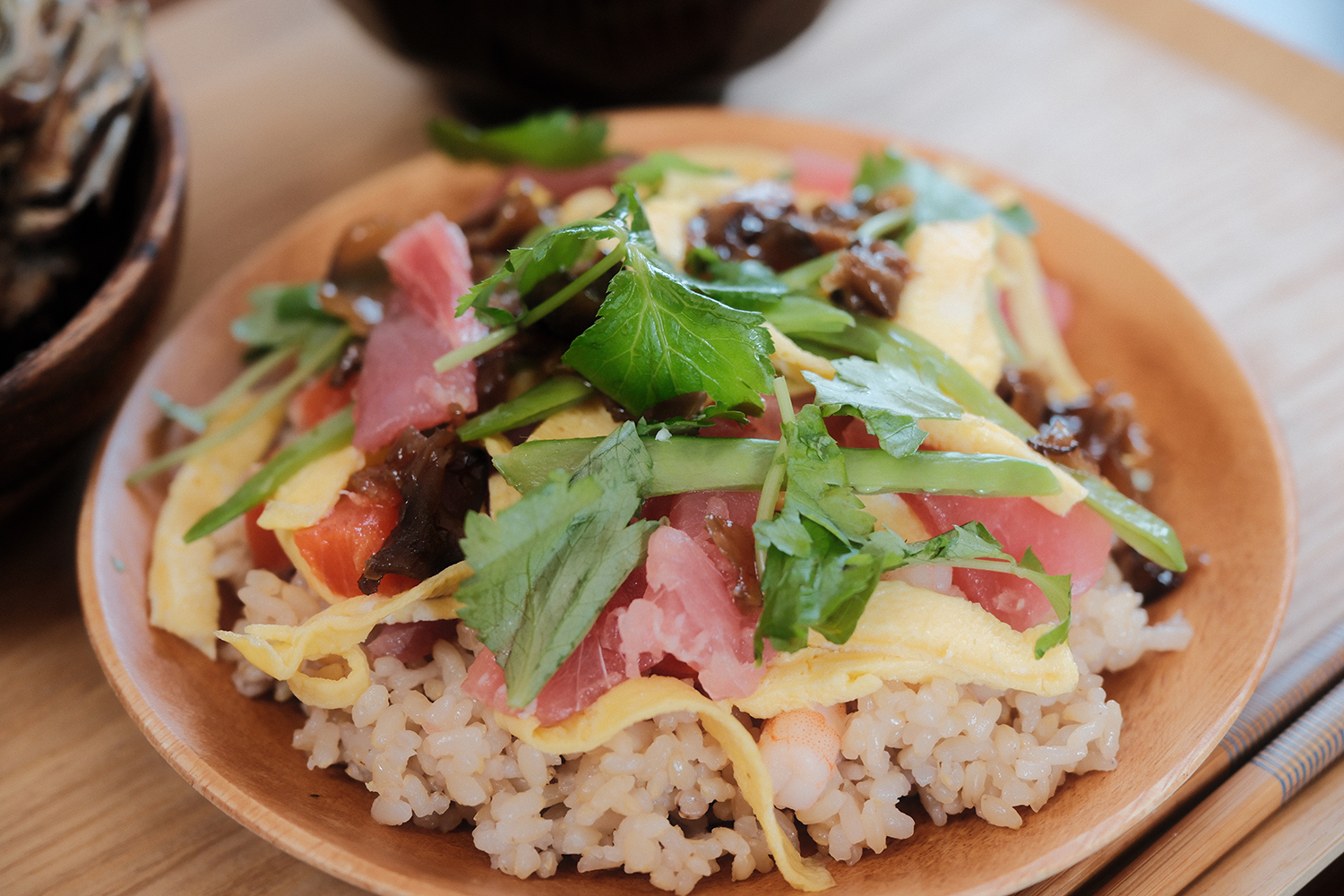 4毒抜き 玄米ちらし寿司 アップ まぐろ サーモン 錦糸卵 みつば