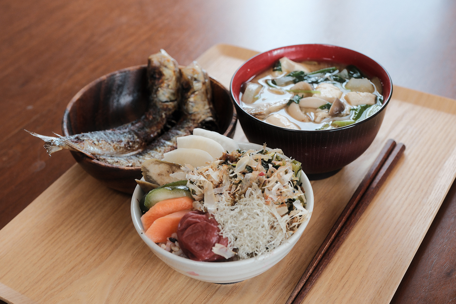 4毒抜き 食卓 玄米ごはん 味噌汁 いわし 定食