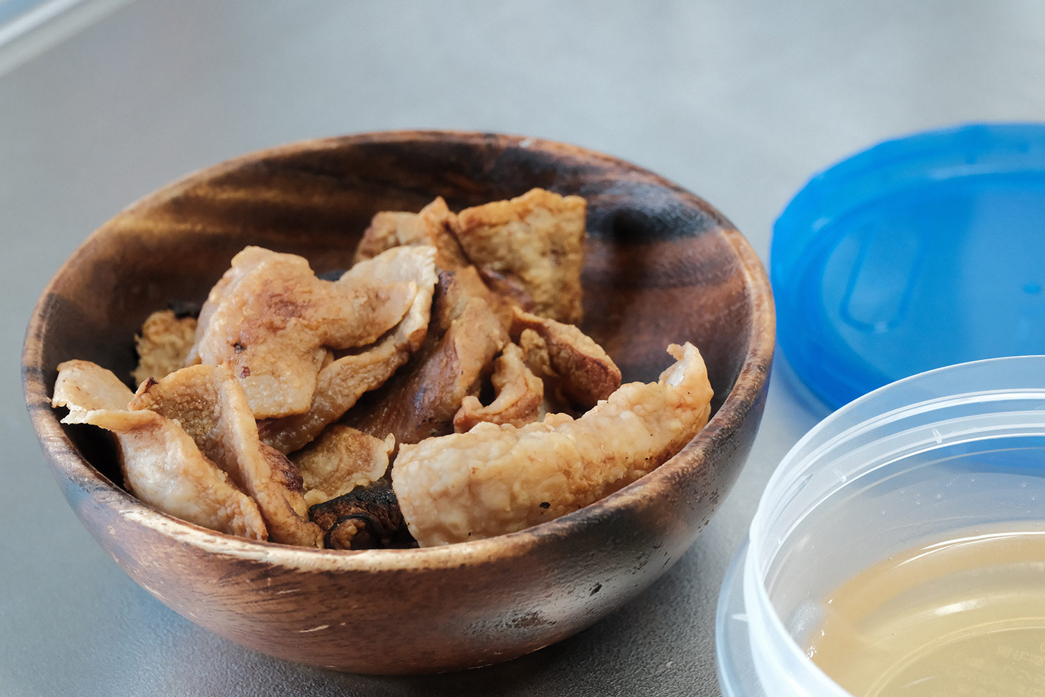 油を取ったカスも少し塩をかければ軽いおつまみに