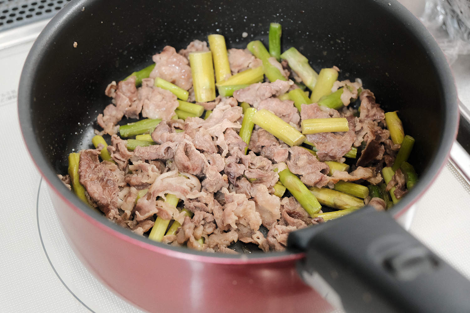牛肉とアスパラ　ニンニクの芽炒め