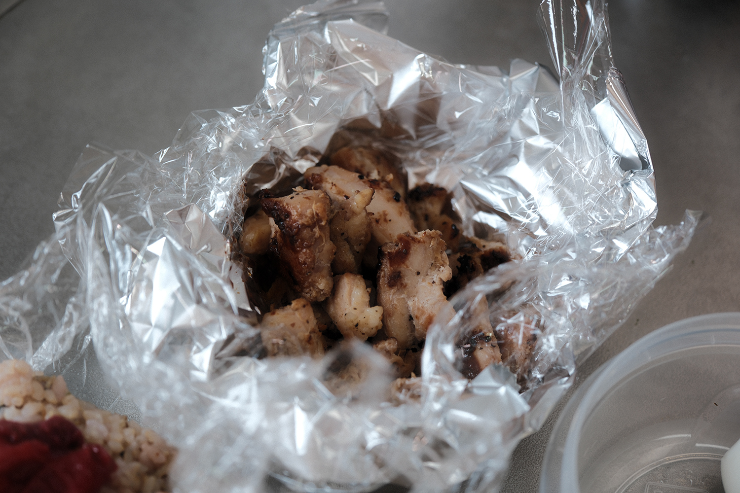 4毒抜き 玄米おにぎり 梅干し やげん軟骨 弁当