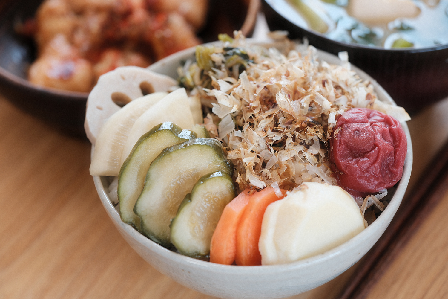 ぬか漬けをのせた玄米丼（きゅうり・大根・じゃがいも・にんじん・れんこん・梅干し・おかか）