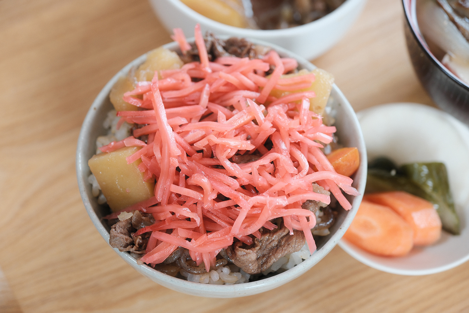 4毒抜き 肉じゃが丼 紅しょうが 牛肉